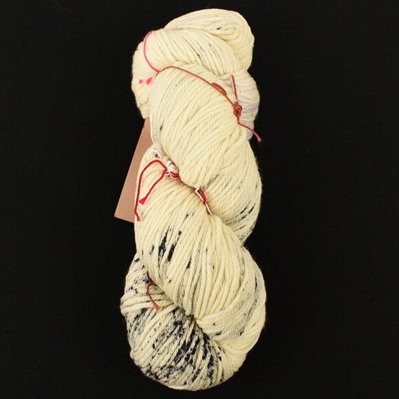 MadelineTosh DK Twist Yarn Merino Wool Hand-Dyed Minimal Sweet Nothing Optic - Picture 1 of 3